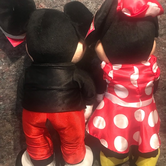 Disney Mickey and Minnie Valentine Greeter Plush 24” holding hearts NWT - Picture 5 of 8